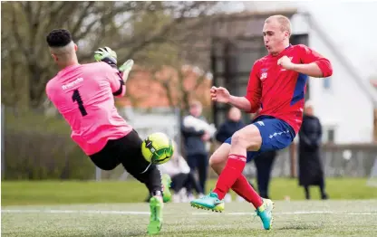  ?? Bild: MATHILDA AHLBERG ?? TÄT DUELL. Tvååkers anfallare Jakob Adolfsson försöker överlista Hittarps målvakt Hussein Hamzi. Toppmötet i västra tvåan slutade 1–1.