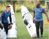  ?? ANGGER BONDAN/JAWA POS ?? MANTAN: Pelatih Barito Putera Jacksen F. Tiago (kanan) dan pelatih kiper Felipe Martins dalam latihan di lapangan Brigif 1 Marinir, Sidoarjo, kemarin sore (6/4).