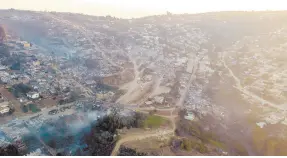  ?? ?? l Columnas de humo se alzan sobre el barrio Villa Independen­cia, alcanzado por las llamas de un incendio forestal en Viña del Mar, Chile.