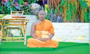  ?? ?? Venerable Tuy Sokhim leads a meditation session at Wat Soriyaram.