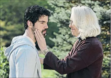  ?? ATRESMEDIA ?? Jon (Miguel Ángel Muñoz) y su madre Begoña (Susi Sánchez), en una escena del primer episodio