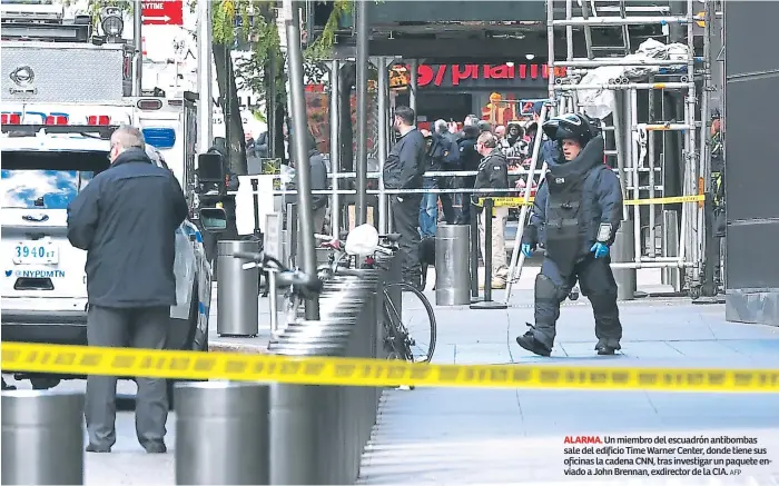  ?? Afp ?? ALARMA. Un miembro del escuadrón antibombas sale del edificio Time Warner Center, donde tiene sus oficinas la cadena CNN, tras investigar un paquete enviado a John Brennan, exdirector de la CIA.