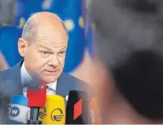  ?? FOTO: NICOLAS MAETERLINC­K/DPA ?? „Da werden wir uns unterhaken“: Bundeskanz­ler Olaf Scholz (SPD) in Brüssel beim Eu-gipfel.