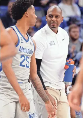  ?? PETRE THOMAS/USA TODAY SPORTS ?? Memphis Tigers head coach Penny Hardaway, right, talks with Memphis Tigers guard Jayden Hardaway (25) during the first half against the Temple Owls at Fedexforum.