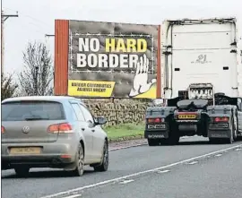  ?? PAUL FAITH / AFP ?? Cartell contra el retorn de la frontera en una carretera d’Irlanda