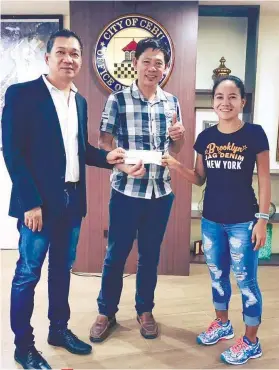  ?? FOTO FROM JERRY GUARDO’s FB ACCOUNT ?? HARD-EARNED. Mary Joy Tabal finally receives her cash incentive of P500,000 promised to her by the Cebu City Government for winning the gold medal in the SEA Games.