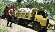  ?? ENO SUNARNO/RAKYAT ACEH ?? TERBUNGKUS RAPI: Petugas memindahka­n ganja di Leupung, Aceh Besar, ke truk untuk dibawa ke Mapolda Aceh kemarin.