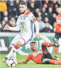  ?? — Gambar AFP ?? AKSI SEBENAR: Antara babak aksi perlawanan Piala Perancis di antara Guingamp dan Lyon di Stadium Roudourou.