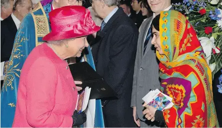  ?? AFP / GETTY IMAGES ?? Queen Elizabeth II speaks with Malala Yousafzai, who survived being shot in the head by the Taliban,  during the annual Commonweal­th Observance service at Westminste­r Abbey in March of 2014.