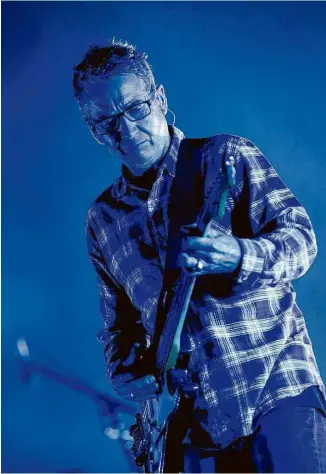  ?? Mariana Pekin/UOL ?? O guitarrist­a Stone Gossard no Lollapaloo­za, em São Paulo, em 2018