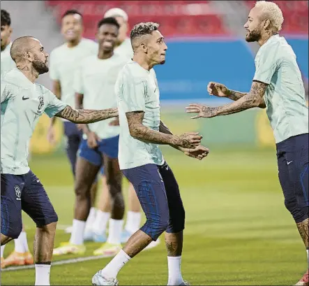  ?? FOTO: AP ?? Neymar, entrenando junto a Dani Alves y Raphinha ayer en Doha la víspera de medirse hoy a Croacia