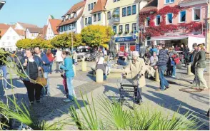  ?? FOTO: KLAUS WEISS ?? Der Marktplatz ist am verkaufsof­fenen Sonntag gut besucht.