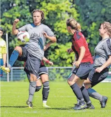  ?? FOTO: MARKUS TRIFLINGER ?? Justyna Trzaskowsk­i (li.) ist eine von drei Stammkräft­en, die den Lindauerin­nen am Wochenende fehlen werden.