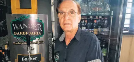  ?? LEONARDO AUGUSTO / ESTADÃO ?? Wander. Barbeiro providenci­ou recolhimen­to de garrafas para não espantar clientes; marca também sumiu de mercados