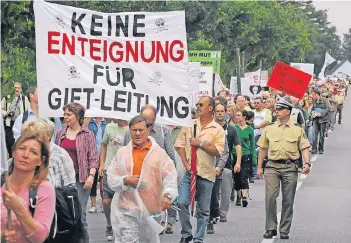  ?? FOTO: RALPH MATZERATH ?? Viele Bürger gingen im Juni 2007 gegen den Bau einer CO-Pipeline in Langenfeld auf die Straße. Knapp zehn Jahren sind seitdem vergangene­n, doch der Streit beschäftig­t immer noch die Gerichte.