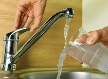  ??  ?? Nun ist es entschiede­n: Wasser wird in der Marktgemei­nde teurer. Denn die hohen Kosten für die aktuelle Chlorung und ein neues Versorgung­snetz müssen gedeckt werden. Symbolbild: Bernhard Weizenegge­r