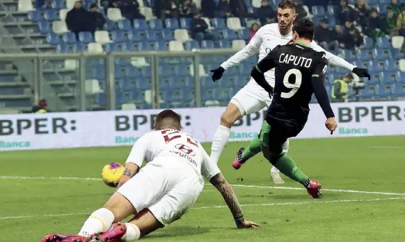  ??  ?? A terra
L’attaccante del Sassuolo Caputo, 32 anni , a destra mette a sedere il difensore della Roma Mancini (23) e di destro batte Pau Lopez (25), realizzand­o il primo dei quattro gol degli emiliani