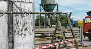  ?? Foto: Kopp ?? Die Kabel einer Photovolta­ikanlage (links im Bild) sind an einem Rinderstal­l in Amerbacher­kreut in Brand geraten. Die Feuerwehr legte die einzelnen Kabel über das hölzerne Gestell einer Schaukel.