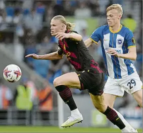  ?? FOTO: AP ?? Haaland, que no marcó, aquí en pugna con Van Hecke ayer en The Amex