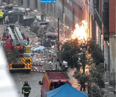 ?? OSCAR DEL POZO/ AFP ?? De acordo com informaçõe­s iniciais, vazamento de gás teria provocado a explosão em prédio de Madri