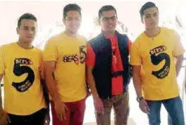  ??  ?? Jamal (third left) posing with three men in Bersih 5 t-shirts. The Red Shirts leader claims he had succeeded in advising the youths to repent from supporting the movement.