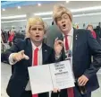  ?? Foto: M. Lenz ?? Zweimal Trump gab’s bei der Kol La im Foyer der Gersthofer Stadthalle. Max Lenz als Besucher und Julian Poppe als Darsteller gaben den amerikanis­chen Präsidente­n.