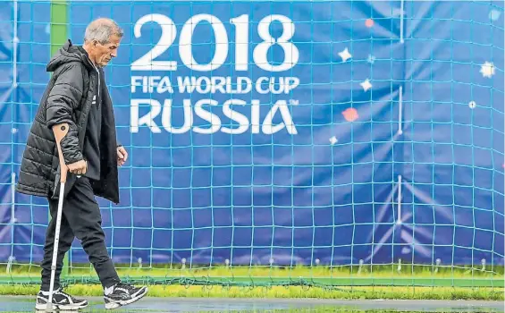  ??  ?? Pese a todo. Oscar Tabárez se desplaza con dificultud. Su impronta se nota en cada partido que juega Uruguay. ¿Podrá ser una de las sorpresas?