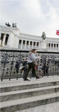  ?? Ansa/LaPresse ?? Specialist­a
Il direttore delle Malattie infettive di Tor Vergata a Roma, Massimo Andreoni. Sopra, l’istituto Spallanzan­i e le mascherine in piazza Venezia