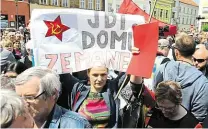  ??  ?? Zemanovy Hranice Při návštěvě Hranic na Moravě debatoval prezident se studenty (nahoře) i s občany na náměstí (dole). Tam na něj čekali také jeho kritici s transparen­ty.