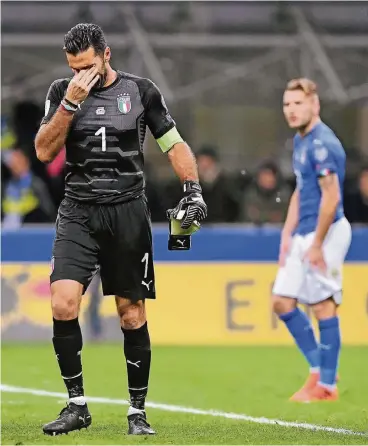  ?? FOTO: IMAGO ?? Die Tränen des Gigi Buffon nach dem Ausscheide­n, hinter ihm der Mitspieler Ciro Immobile.