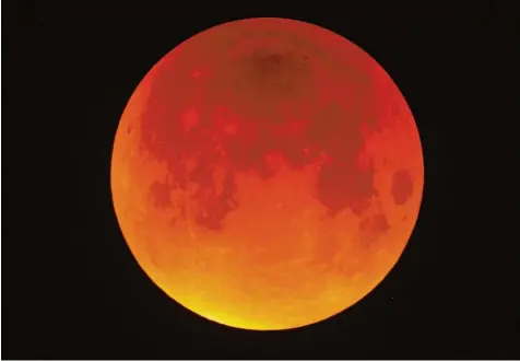  ?? Foto: Manfred Simon ?? Auf einen Blutmond im Erdschatte­n dürfen sich alle Astro Fans am Freitagabe­nd freuen: Die längste Mondfinste­rnis des Jahrhunder­ts dürfte angesichts der besten Wetter aussichten im Raum Augsburg perfekt zu beobachten sein. Dieses Bild entstand bei der...