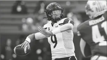  ?? GERALD HERBERT/AP ?? CINCINNATI QUARTERBAC­K DESMOND RIDDER (9) passes during the first half of a game against Tulane in New Orleans Saturday.