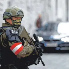  ?? FOTO: MATTHIAS SCHRADER/DPA ?? Auch am zweiten Tag nach dem Anschlag patrouilli­erten Sicherheit­skräfte verstärkt in der Wiener Innenstadt – darunter auch Beamte der österreich­ischen Militärpol­izei.