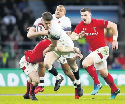  ?? Photo Icon Sport ?? Malgré la pluie et le vent, Anglais et Gallois se sont quittés sur un petit score après un grand match. La bataille fut magnifique et Owen Farrell fut particuliè­rement impérial. Ici, il s’enfonce dans la défense sous le regard de Jonathan Joseph et de...