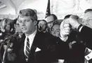  ??  ?? Robert F. Kennedy fotografer­t på Ambassador Hotel i Los Angeles like før han blir skutt.