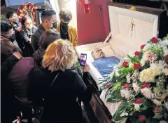  ??  ?? SAYING GOODBYE: Family members mourn the death of Gilberto Arreguin Camacho, 58, from Covid, at Continenta­l Funeral Home in East Los Angeles, on Wednesday.