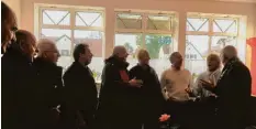  ?? Foto: Sabine Leimer ?? Musik lag in der Luft: Die Mitglieder der Klapa Eufemija stimmten beim Besuch im Flammbistr­o spontan mit Musiker Giampiero Lucchini (2. von rechts) ein Lied an.