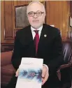  ?? J A C Q U E S B O I S S I NO T / T H E C A NA D I A N P R E S S ?? Finance Minister Carlos Leitão holds a copy of the budget.