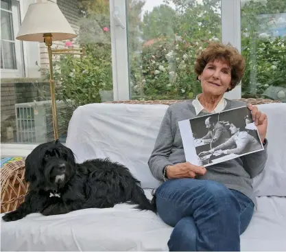  ??  ?? María Teresa Revilla, en su casa de Madrid, con una foto de cuando era diputada.