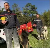  ??  ?? L’adjudant-chef Hervé Blanquart avec son chien Ebola, devant Julien Mennenson et Fenzy.