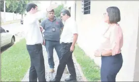  ??  ?? El perito Roberto Duarte (en el medio, con lentes oscuros), junto a los fiscales José dos Santos y Josefina Aghemo, ayer, tras su detención.