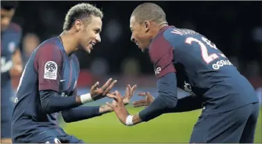  ??  ?? LOS MÁS CAROS. Neymar (222 millones) y Mbappé (180) ficharon el pasado verano por el PSG.