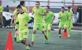  ??  ?? Los Arcángeles entrenan en el Estadio Emilio Larach con la única misión de ganarle a Vida.