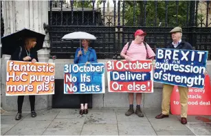  ?? (Hannah McKay/Reuters) ?? PRO-BREXIT DEMONSTRAT­ORS protest yesterday outside the Houses of Parliament in London.