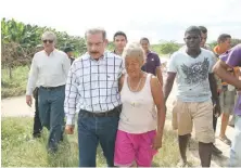  ??  ?? Danilo Medina en una de las visitas sorpresa.