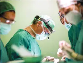  ??  ?? De izquierda a derecha, Teresa Gil (enfermera instrument­ista) Dr. Martín del Yerro como cirujano principal, el Dr. Salinas (residente de 5º año) y la Dra. Domínguez como ayudante.