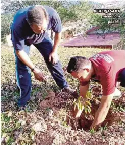  ??  ?? BEKERJASAM­A menanam
pokok.