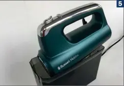  ??  ?? 5 (5) Der Testsieger von Russell Hobbs besitzt eine praktische Aufbewahru­ngsbox. Sie ist nicht nur schön anzusehen, sondern fasst auch sämtliche Teile des Mixers: zwei Helix-Quirle, zwei Knethaken und einen Schneebese­n
(6) Alle getesteten Handmixer auf einen Blick