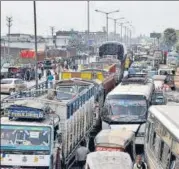  ?? REUTERS ?? From left: Farmers climb up a hill on the outskirts of New Delhi; traffic jam in Patna; and farmers block a road in Bathinda, during the three-hour ‘chakka jam’ called by farmer organisati­ons on Saturday to protest the three new farm laws and intensify the push for withdrawal of the legislatio­n.