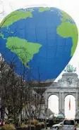  ?? Foto: dpa ?? Mit einem Heißluftba­llon mahnte Green‰ peace in Brüssel die Regierungs­chefs zu mehr Klimaschut­z.